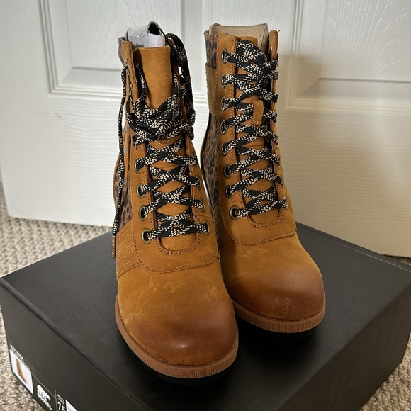 Brand new Sorel wedge boots - Picture 2 of 3